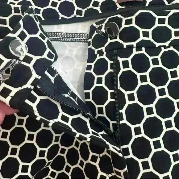 J McLaughlin Black & White Hexagon Patterned Ladies Pants size 8 Casual Slacks - Picture 7 of 8